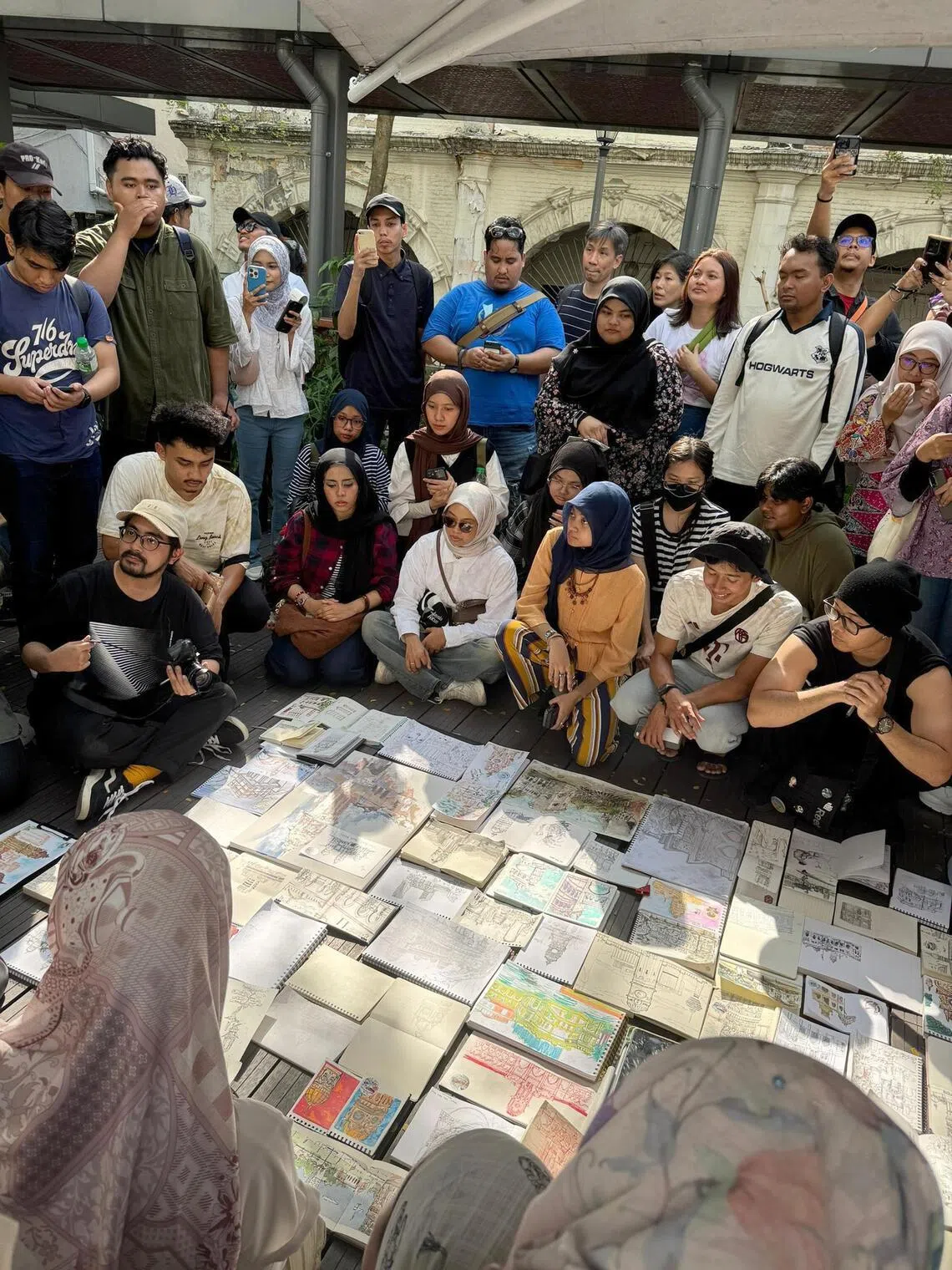 2 月 14 日，Sketchwalk 参与者展示了他们在吉隆坡苏丹阿都沙末大厦的画作。