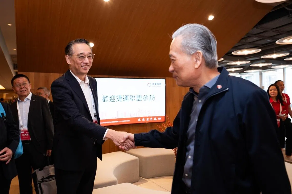 SMRT chairman Seah Moon Ming and Taipei Metro president Huang Ching-shinn shaking hands at SMRT’s office