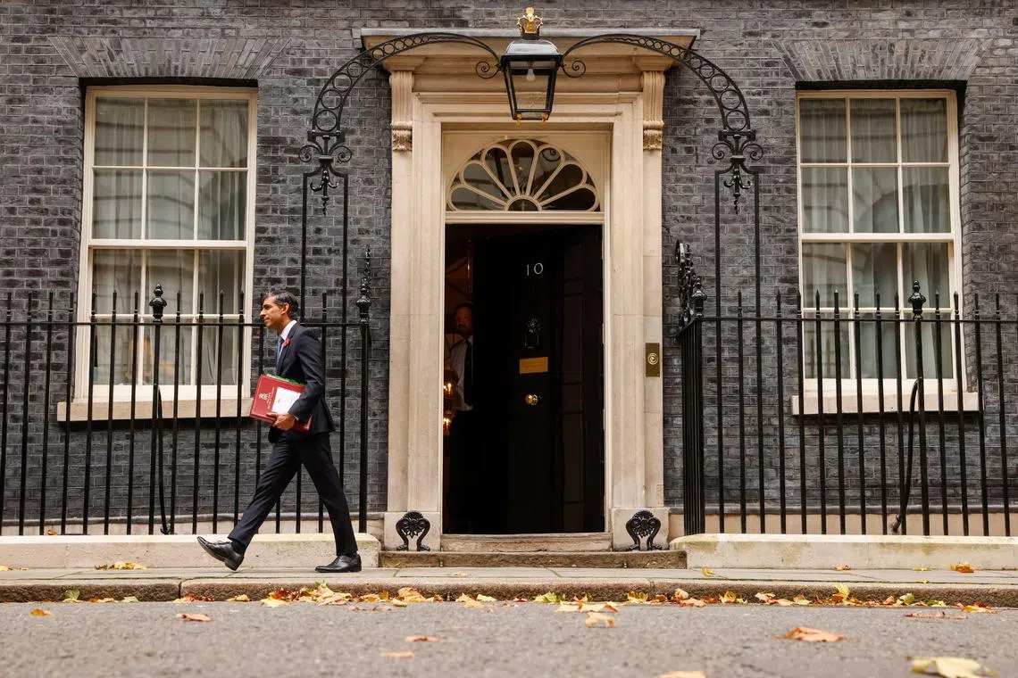 British Prime Minister Rishi Sunak walks outside Number 10 Downing Street in London, Britain November 2, 2022. REUTERS/John Sibley



