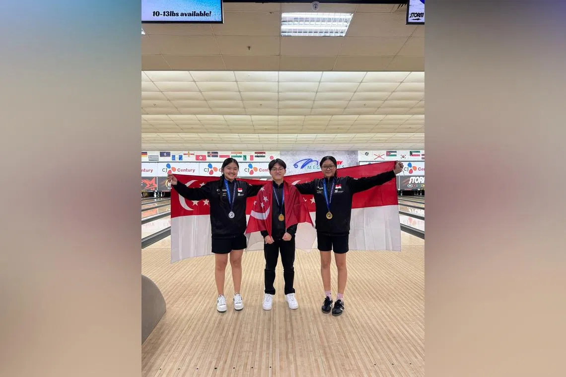 Singapore bowlers Mark Leong (second from right) and Nura Salsabila Zulkifli (far right) claimed the boys' and girls' singles titles at the Asian Junior Tenpin Bowling Championships.