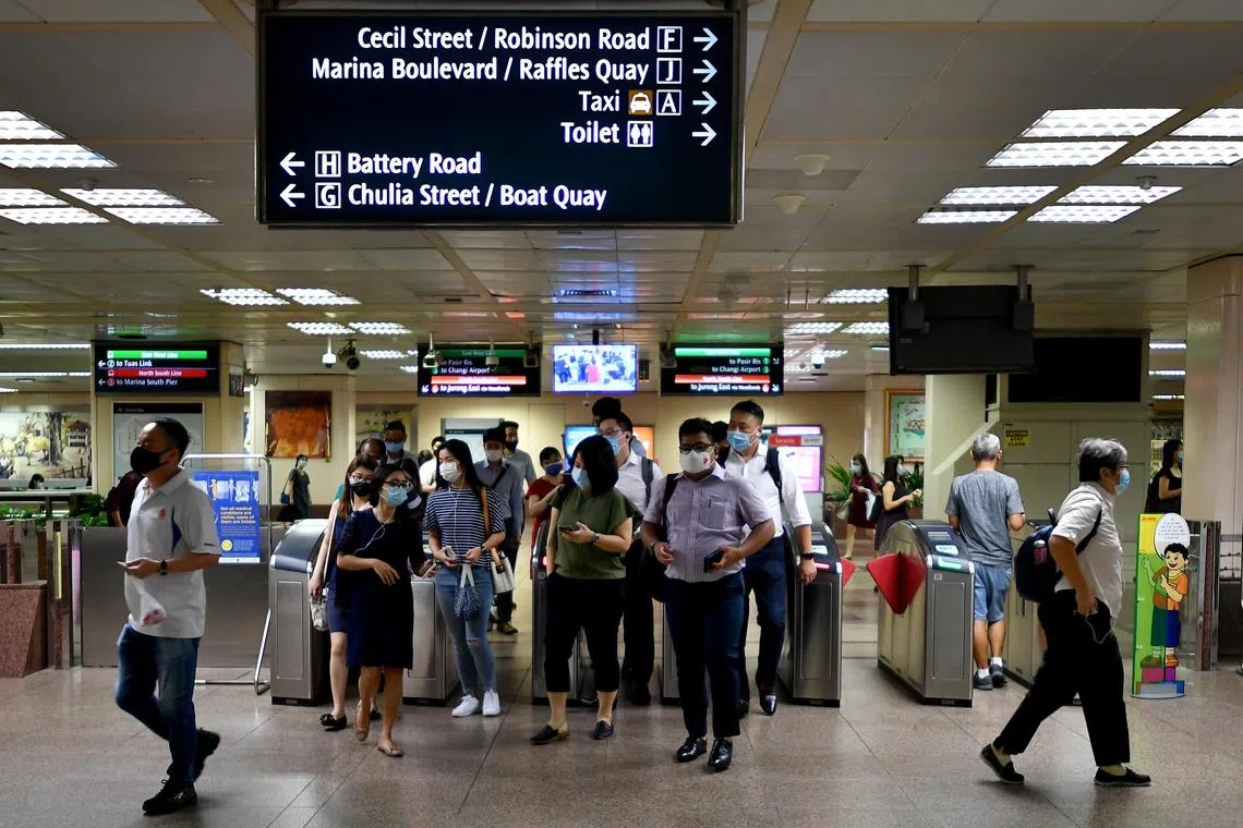 ST20210511-202182309498-Lim Yaohui-arwfh12/
Office workers wearing face masks arriving at Raffles Place MRT station at 8.22am on May 11, 2021.
(ST PHOTO: LIM YAOHUI)