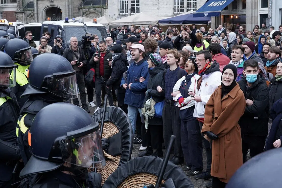 FILE PHOTO: Pro-Palestinian protesters face Dutch police during a banned demonstration in Amsterdam, Netherlands November 10, 2024. REUTERS/Esther Verkaik/File Photo