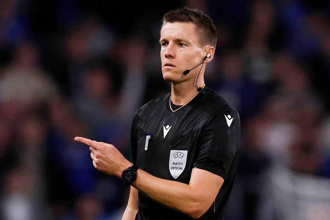 Soccer Football - UEFA Champions League - Chelsea v Benfica - Stamford Bridge, London, Britain - September 30, 2025 Referee Daniel Siebert gestures before showing a red card to Chelsea's Joao Pedro Action Images via Reuters/Andrew Couldridge