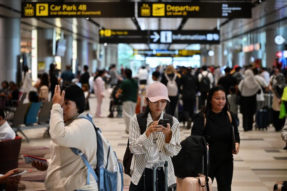 airport, travellers, phone, singapore