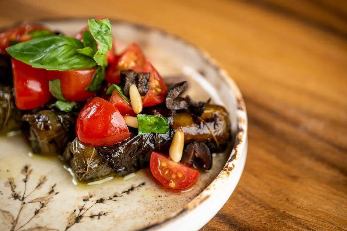 Izgala Herimuri Sarma – halloumi grelhado envolto em folhas de vinho.