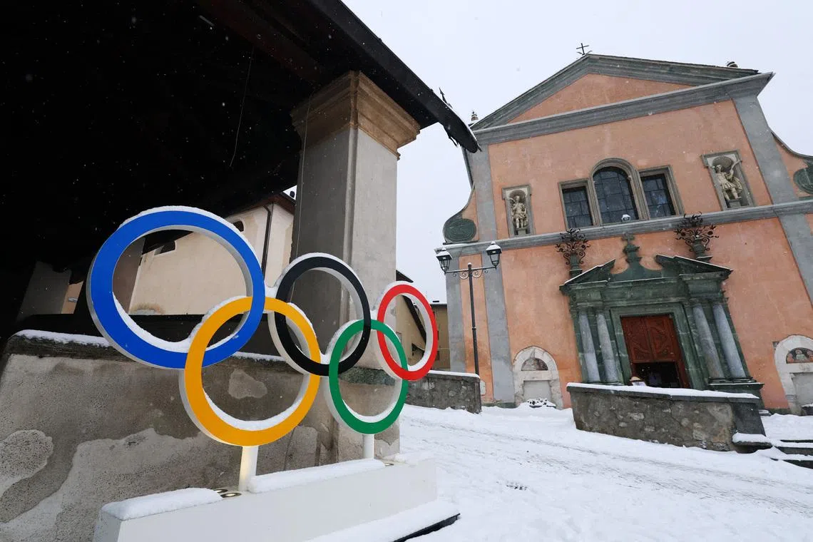 Milano Cortina 2026 Winter Olympics - Ski Mountaineering - Bormio, Italy - February 3, 2026 General view of the Olympic rings at the Piazza Cavour in Bormio REUTERS/Denis Balibouse