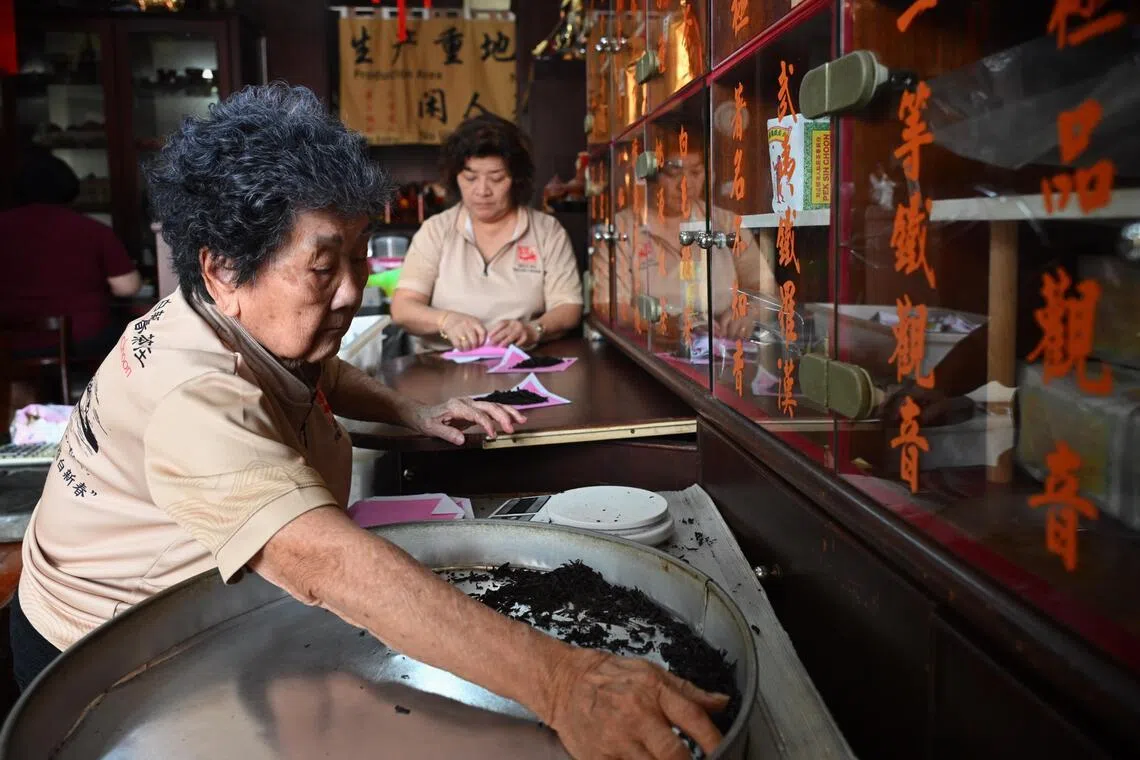 Trade chambers are calling for the Government to lead in rolling out factional and flexible options for an ageing workforce, and incentivise businesses to hire older staffers. 