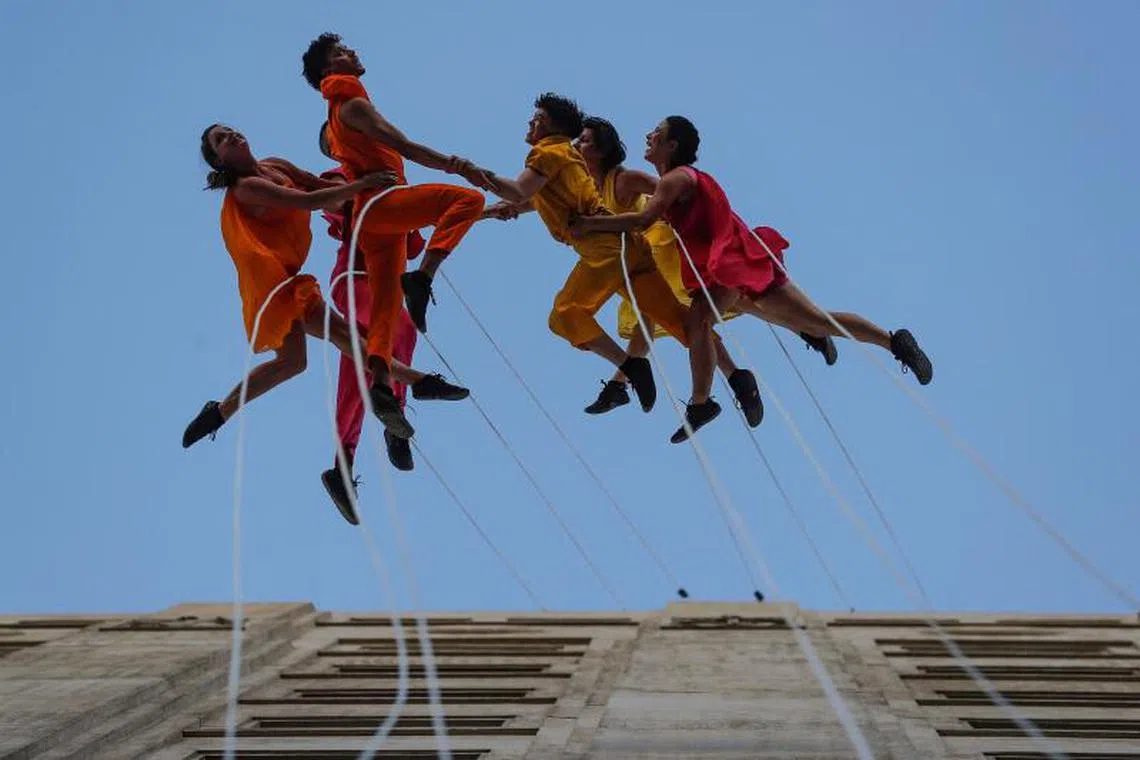 Dancers from the US company Bandaloop perform their show "Bird Sky" during the "Teatro a Mil" international festival in Santiago, Chile. PHOTO : AFP