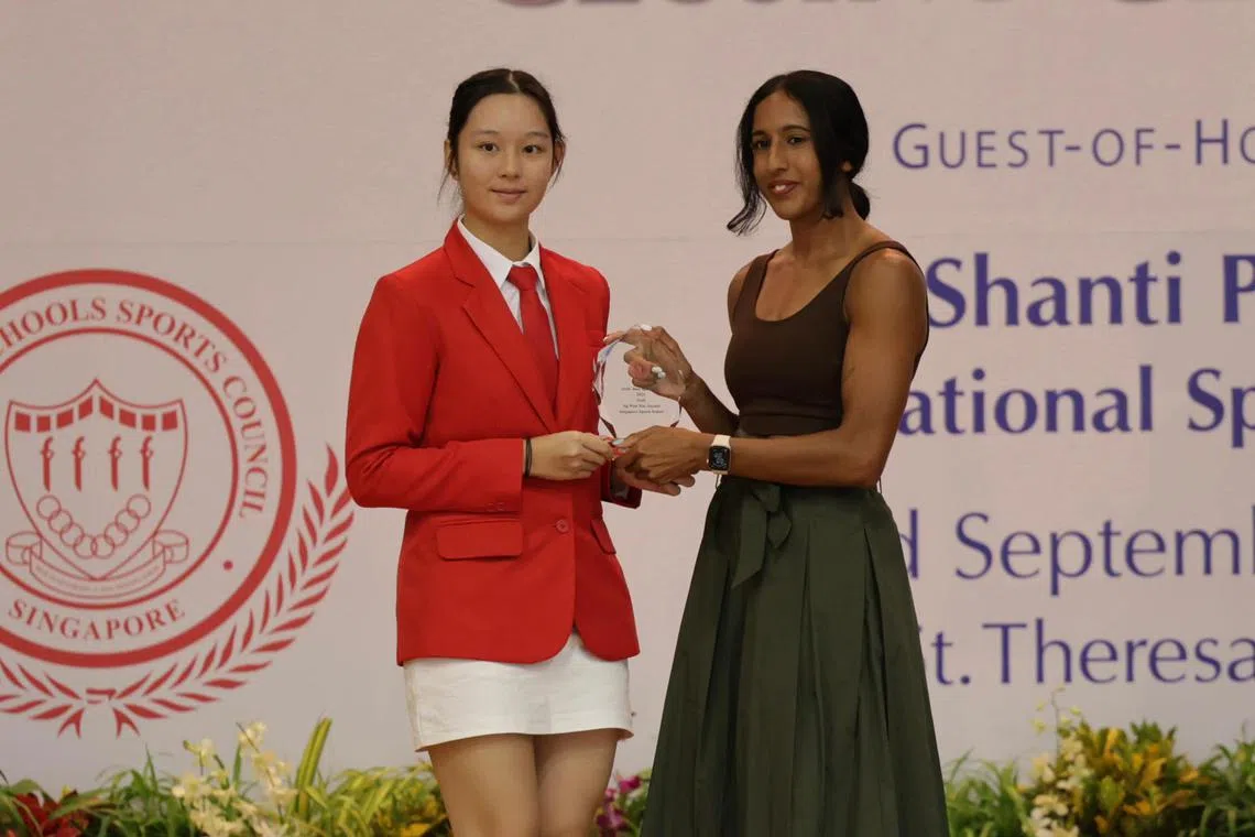 Jaymie Ng, 18, receiving her Best Sportsgirl Award (Golf) at the Singapore School Sports Council (SSSC) Colours Award ceremony on Friday (Sep 22) from national sprinter Shanti Pereira.