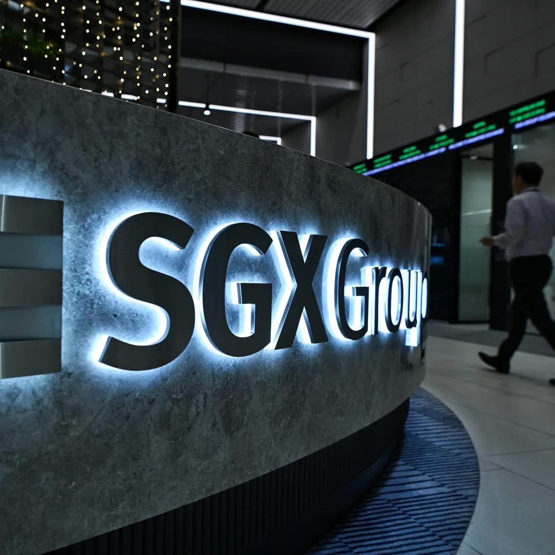 Across the wider Singapore market, gainers outperformed losers 376 to 231, after 1.7 billion securities worth $2.6 billion changed hands.