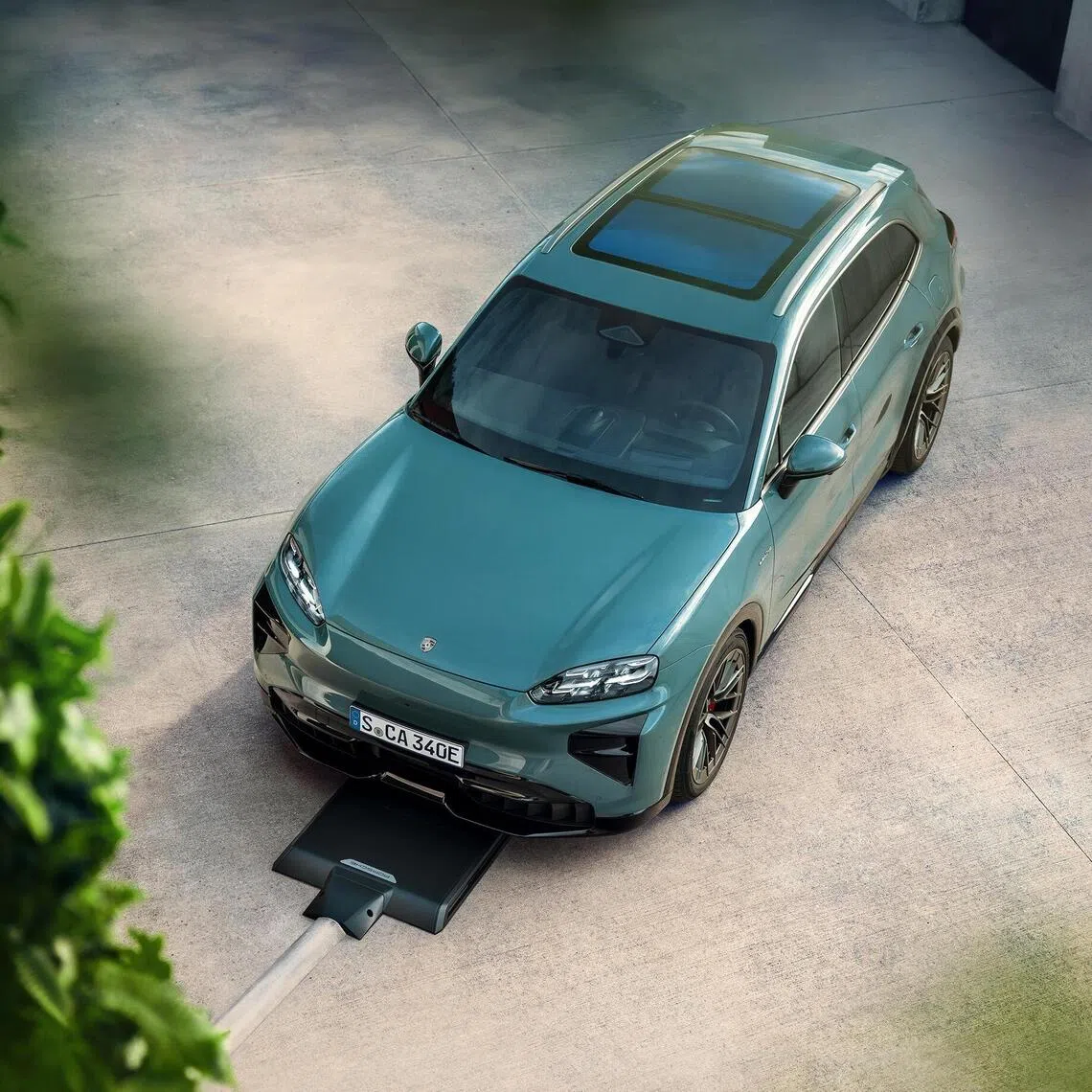 ntfast28 - Porsche Cayenne goes electric with the Turbo version packing 850kW of power and a 0-100kmh timing of 2.5 seconds.
Credit: Porsche