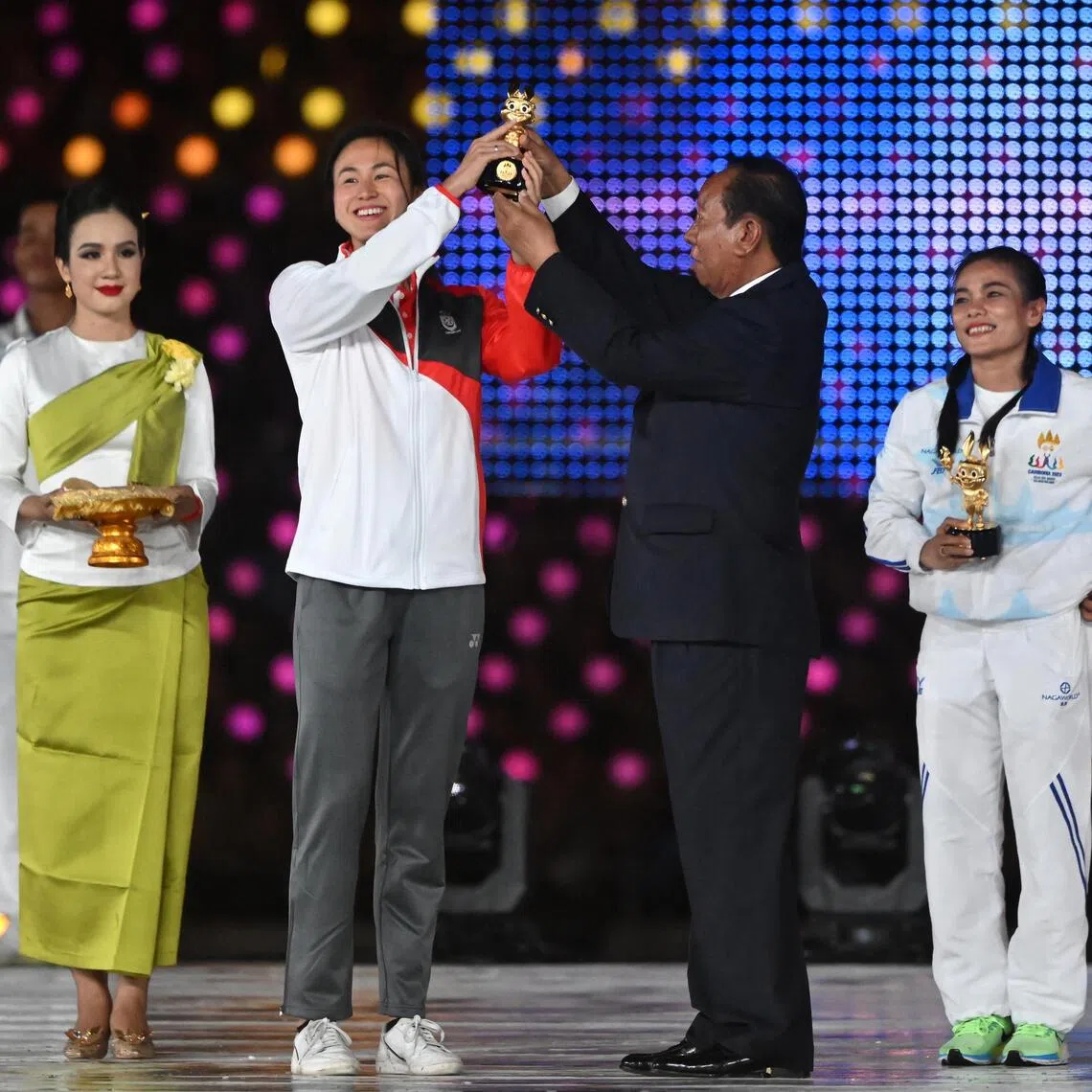 Quah Ting Wen receiving one of the two Best Athletes awards at the closing ceremony of the 2023 SEA Games in Cambodia.
