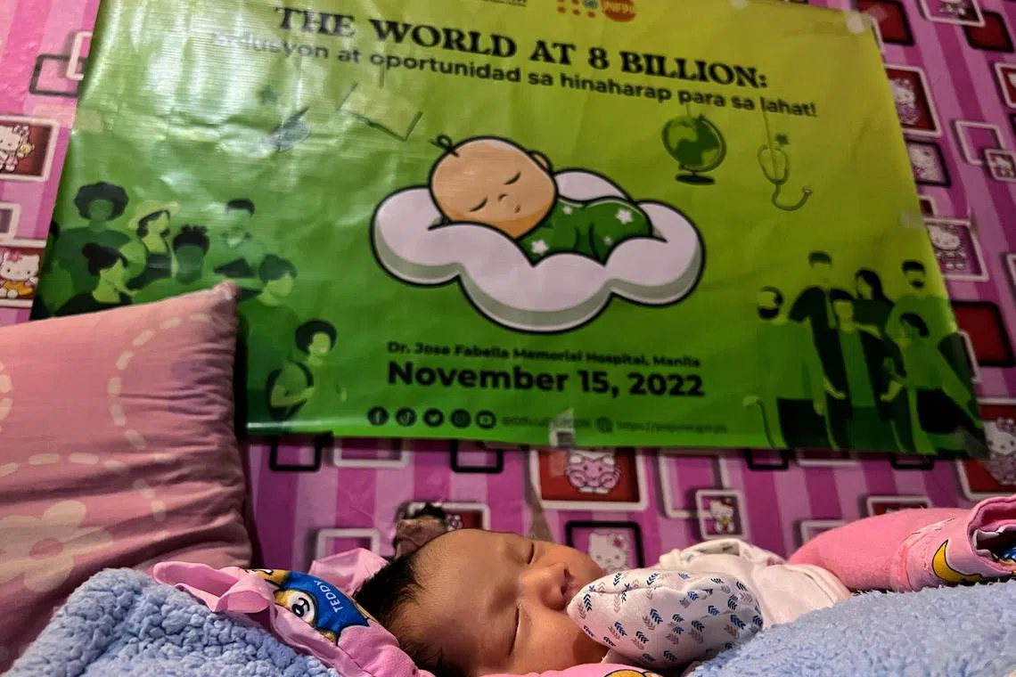 mapop10 - Vinice Mabansag, considered as the globe's "symbolic" eighth billionth baby, is born at 1:29 am in a hospital in Manila, Philippines.
Credit: Mara Cepeda/ST