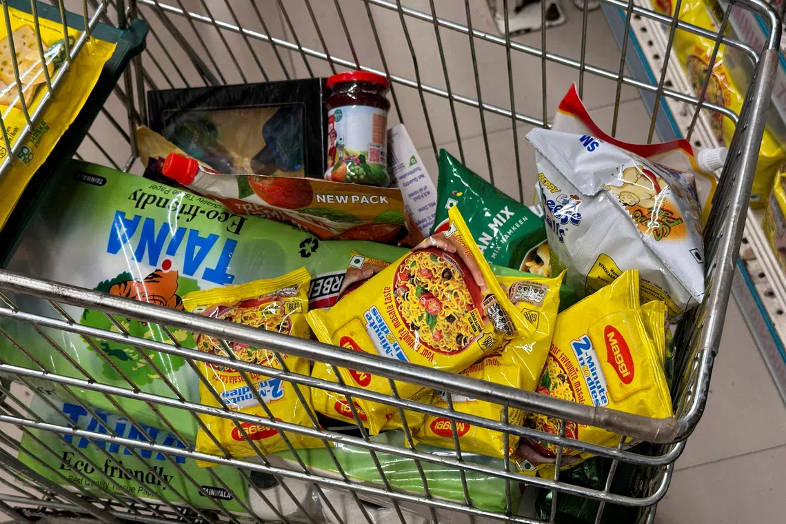 FILE PHOTO: Packets of Nestle Maggi 2-Minute Noodles in a shopping cart in Mumbai, India, August 19, 2026. Picture taken with a mobile phone. REUTERS/Francis Mascarenhas/File Photo