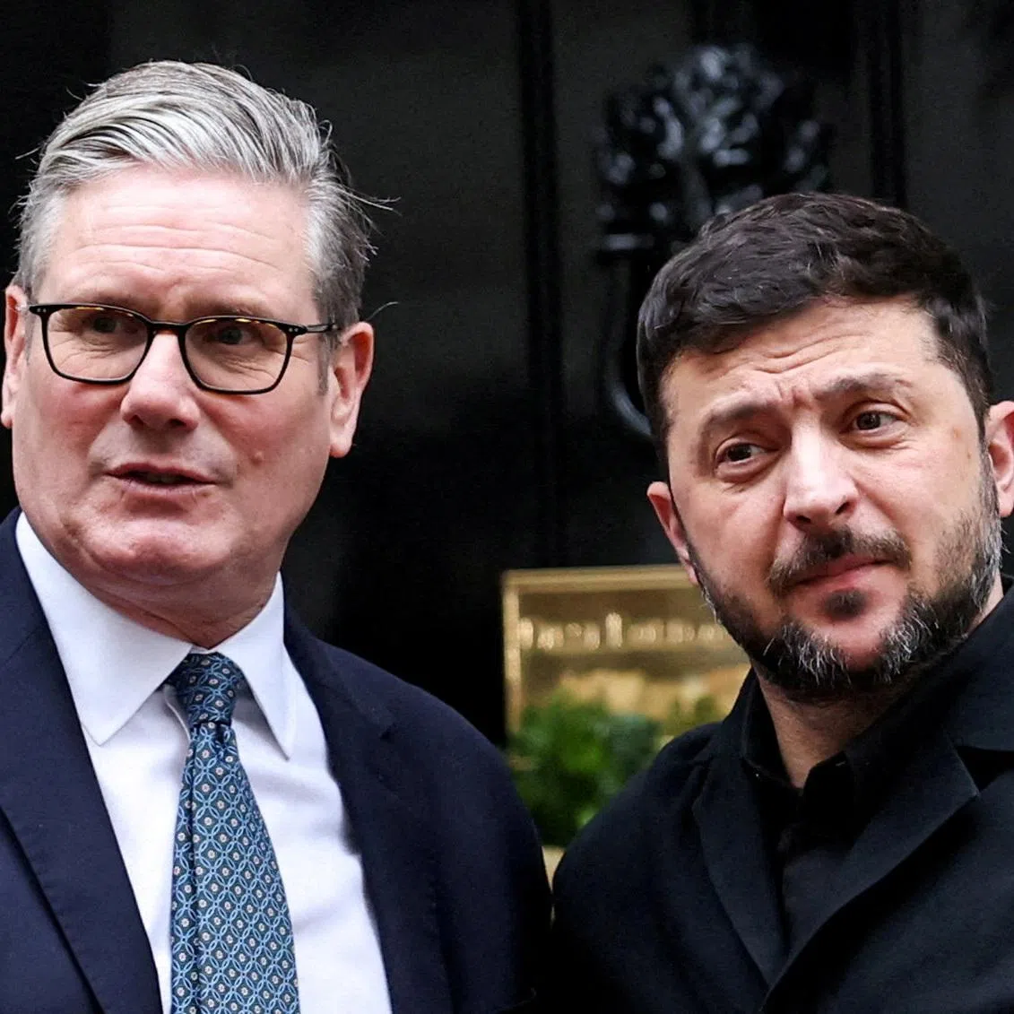 British Prime Minister Keir Starmer greets Ukrainian President Volodymyr Zelenskiy at 10 Downing Street,, December 8, 2025. REUTERS/Isabel Infantes