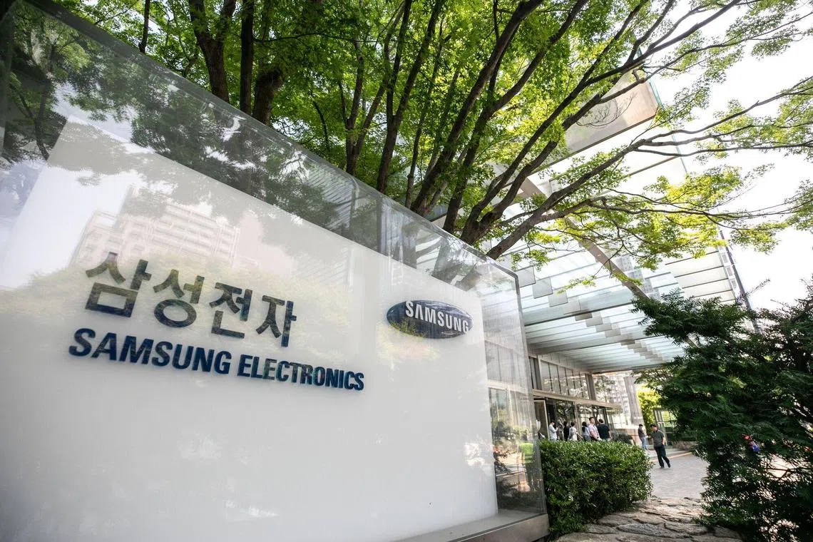 Operating profit for the world’s biggest maker of memory chips, smartphones and TVs likely rose to 8.8 trillion won (S$8.6 billion) in the second quarter.