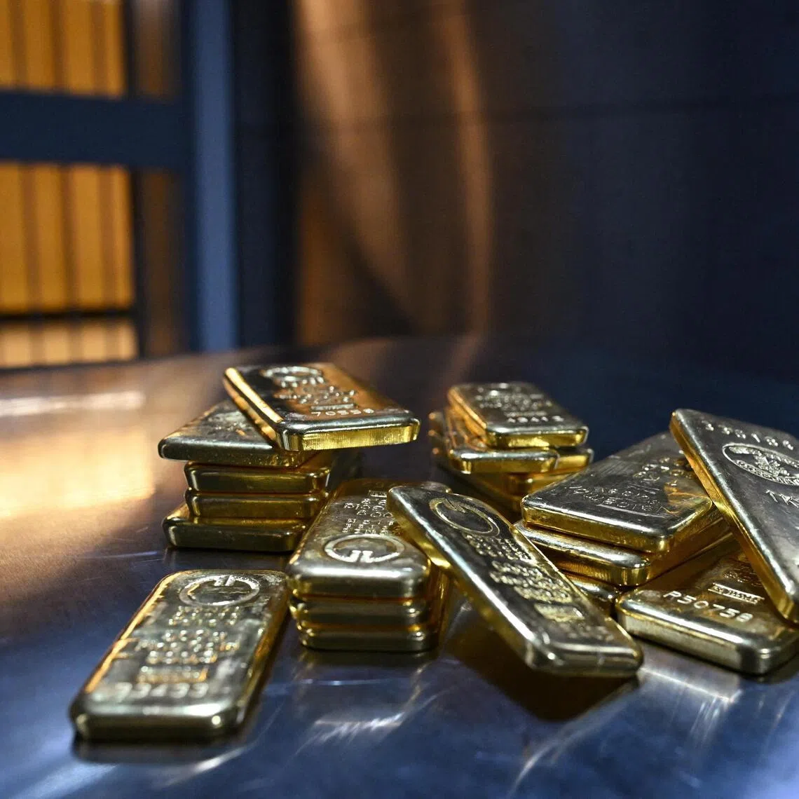 Suspects escaped with 21 trays of gold weighing about 15kg.