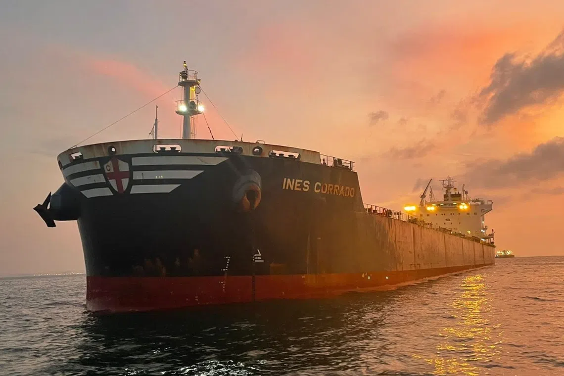 An estimated five tonnes of oil was reported to have overflowed during a bunkering operation from the receiving Bahamas-flagged bulk carrier Ines Corrado.