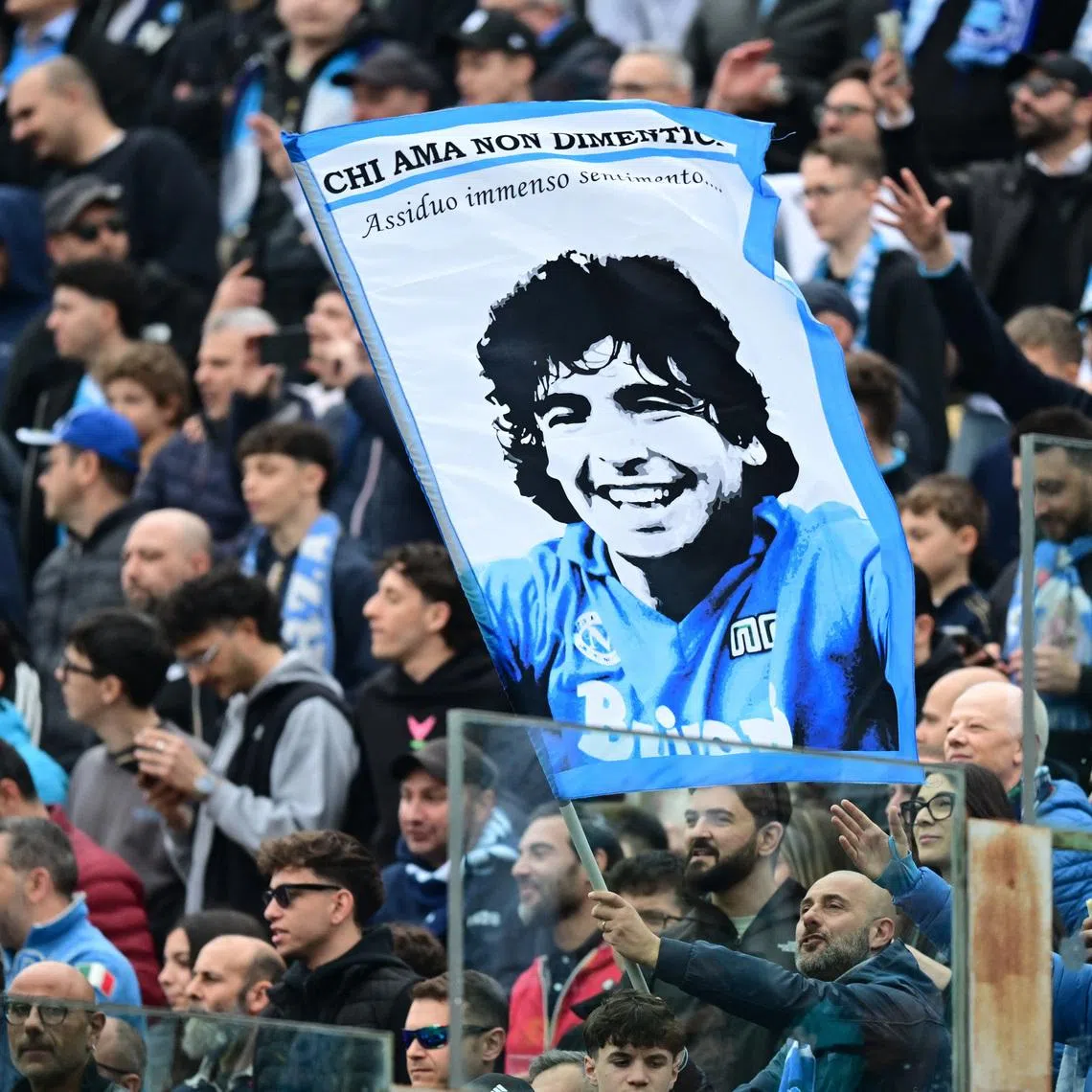 Soccer Football - Serie A - Parma v Napoli - Stadio Ennio Tardini, Parma, Italy - April 12, 2026 Napoli fans in the stands hold up a sign of Diego Maradona in the stands before the match REUTERS/Daniele Mascolo/ File Photo