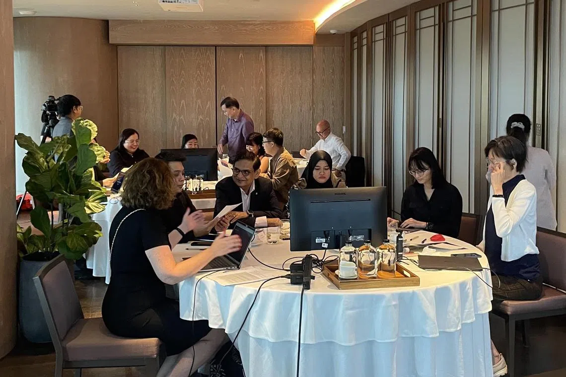 kbransom - Journalists play-acting as senior managers of a donut company huddled as ransomware actors sent threats and demands at a simulation exercise organised by data security company Cohesity.

Source: Cohesity