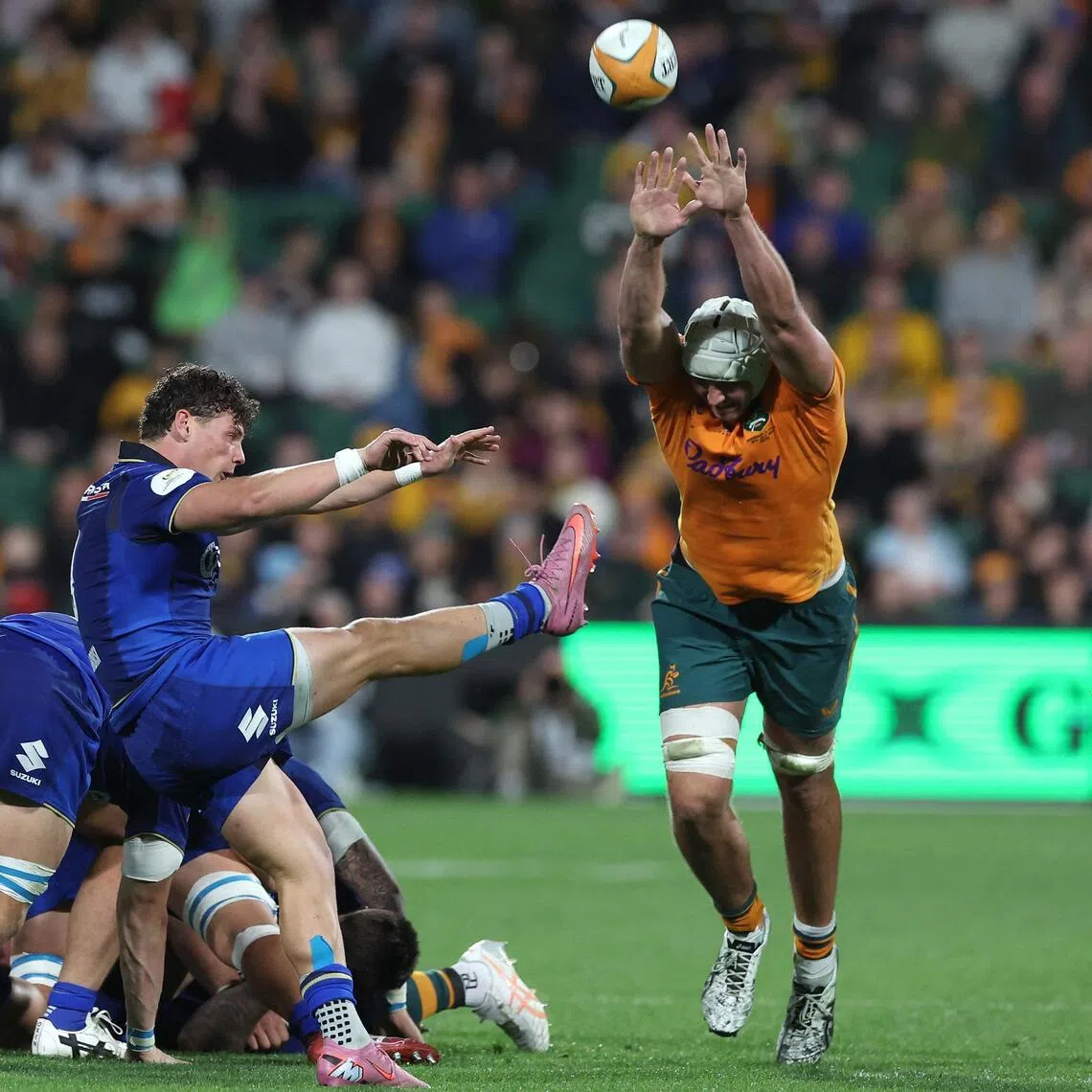 TOPSHOT - Italy's Alessandro Garbisi (L) clears the ball under pressure from Australia's Josh Canham during the rugby union Nations Championship match between Australia and Italy at HBF Park in Perth on July 18, 2026. (Photo by COLIN MURTY / AFP) / -- IMAGE RESTRICTED TO EDITORIAL USE - STRICTLY NO COMMERCIAL USE --