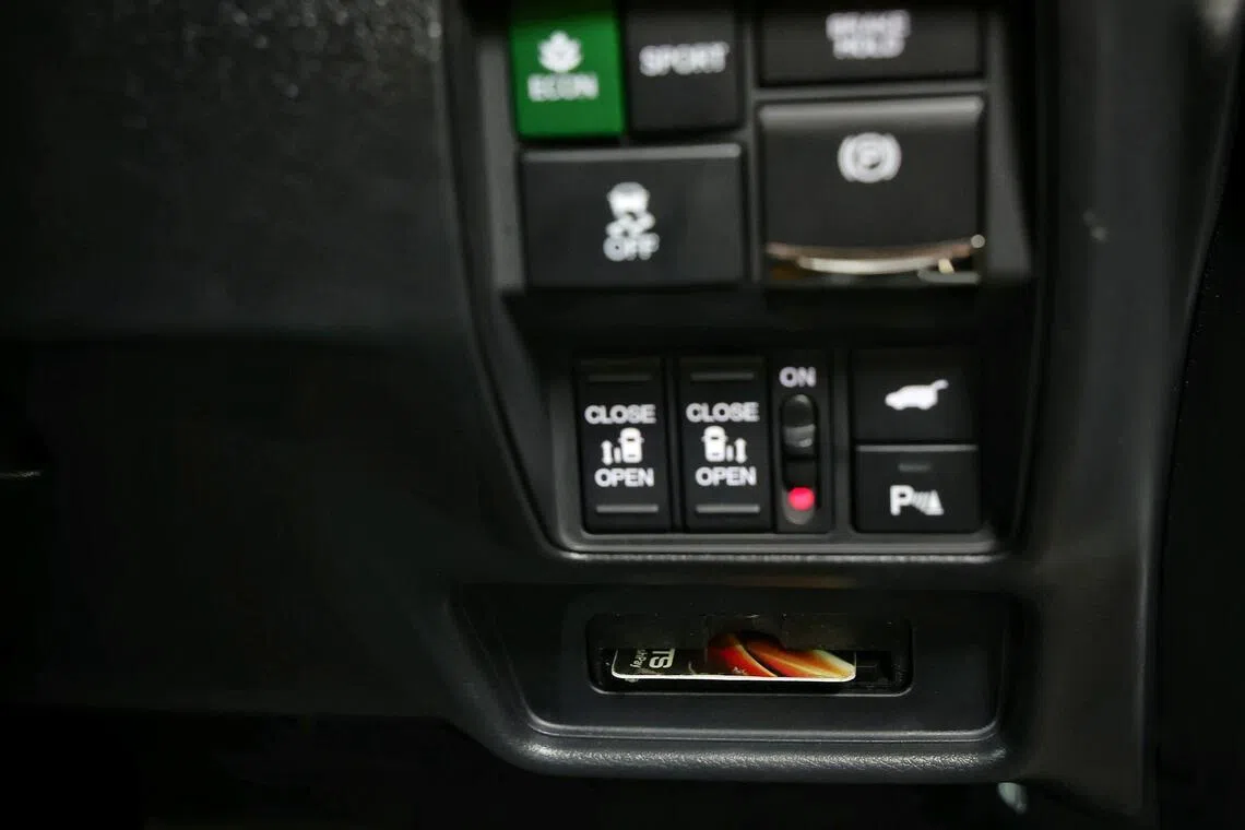 A separate card reader allows drivers to reach their CEPAS cards more easily than the standard reader, which is part of the OBU processing unit.