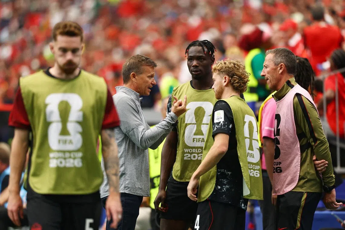 Soccer Football - FIFA World Cup 2026 - Round of 16 - Canada v Morocco - Houston Stadium, Houston, Texas, U.S. - July 4, 2026 Canada coach Jesse Marsch speaks to his players during the second half hydration break REUTERS/Kai Pfaffenbach