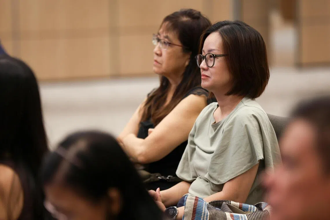 Esther Tan (vert), une entrepreneure singapourienne basée en Finlande. Sa mère et ses tantes sont de fidèles fans de M. Tan.