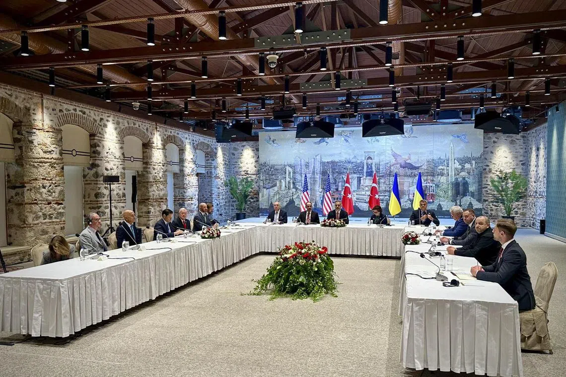 Ukrainian (left) and Russian delegations at the peace talks in Istanbul, on May 16.