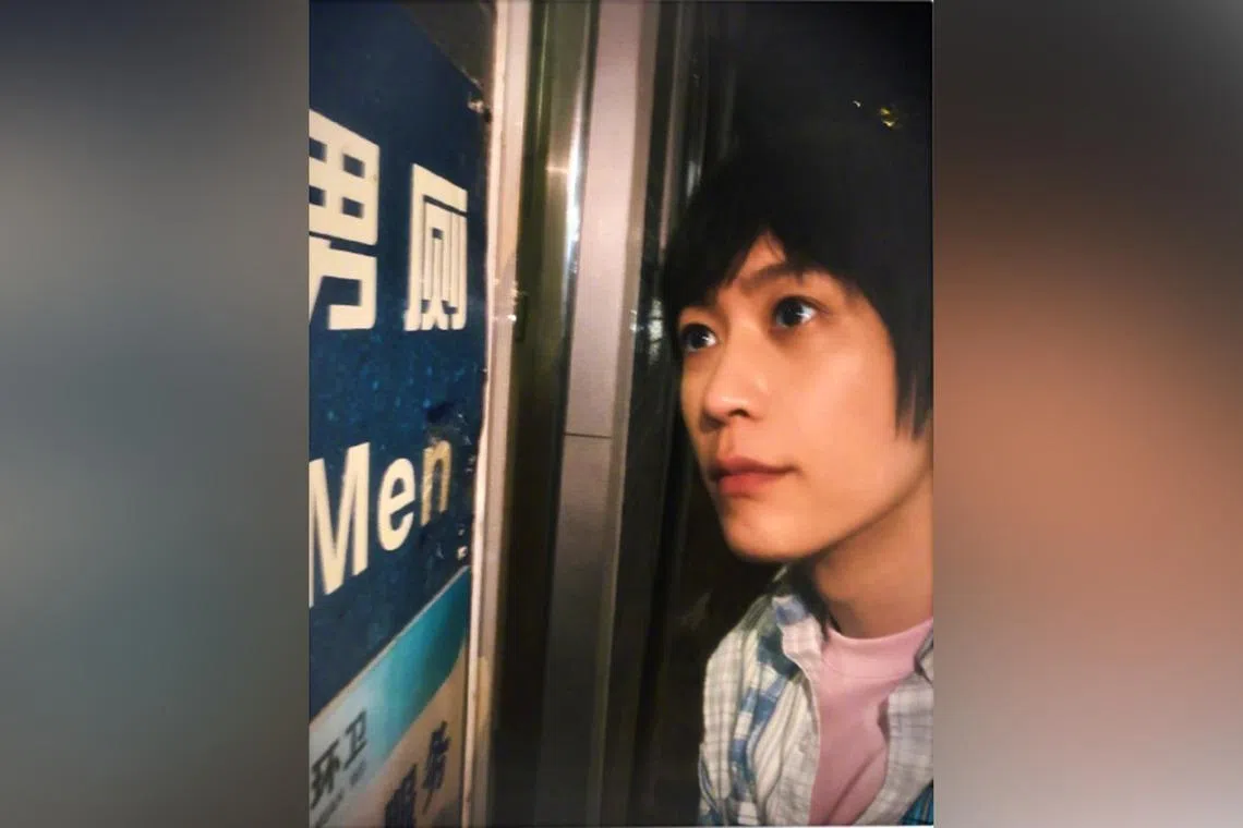 Ashin of Taiwanese band Mayday shared on social media on May 19 a selfie of himself in front of a toilet in Beijing.