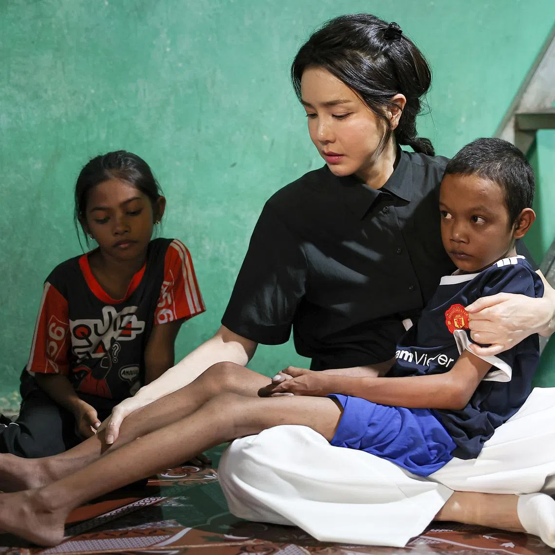 South Korean First Lady Kim Keon-hee holding Cambodian boy Aok Rotha  in Phnom Penh on Nov 12, 2022.