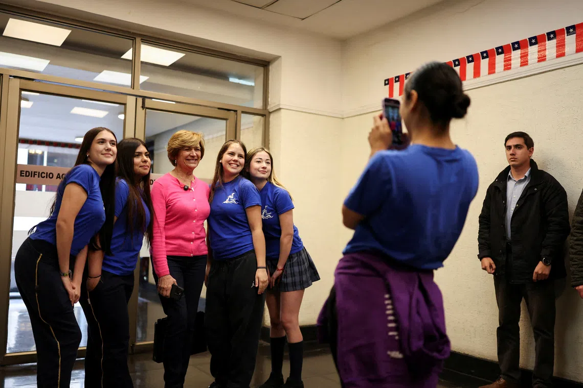 FILE PHOTO: Chilean presidential candidate Evelyn Matthei from the Independent Democratic Union (Union Democrata Independiente) poses for a photograph with a group of students before arriving for a press conference, in Santiago, Chile, September 22, 2025. REUTERS/Pablo Sanhueza/File Photo