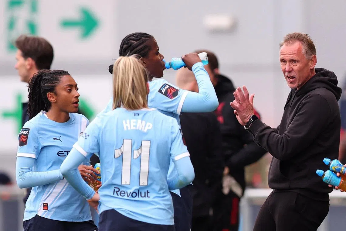 Soccer Football - Women's Super League - Manchester City v Liverpool - Manchester City Academy Stadium, Manchester, Britain - May 3, 2026 Manchester City manager Andree Jeglertz speaks to Khadija Shaw, Lauren Hemp and Kerolin during the match Action Images via Reuters/Craig Brough