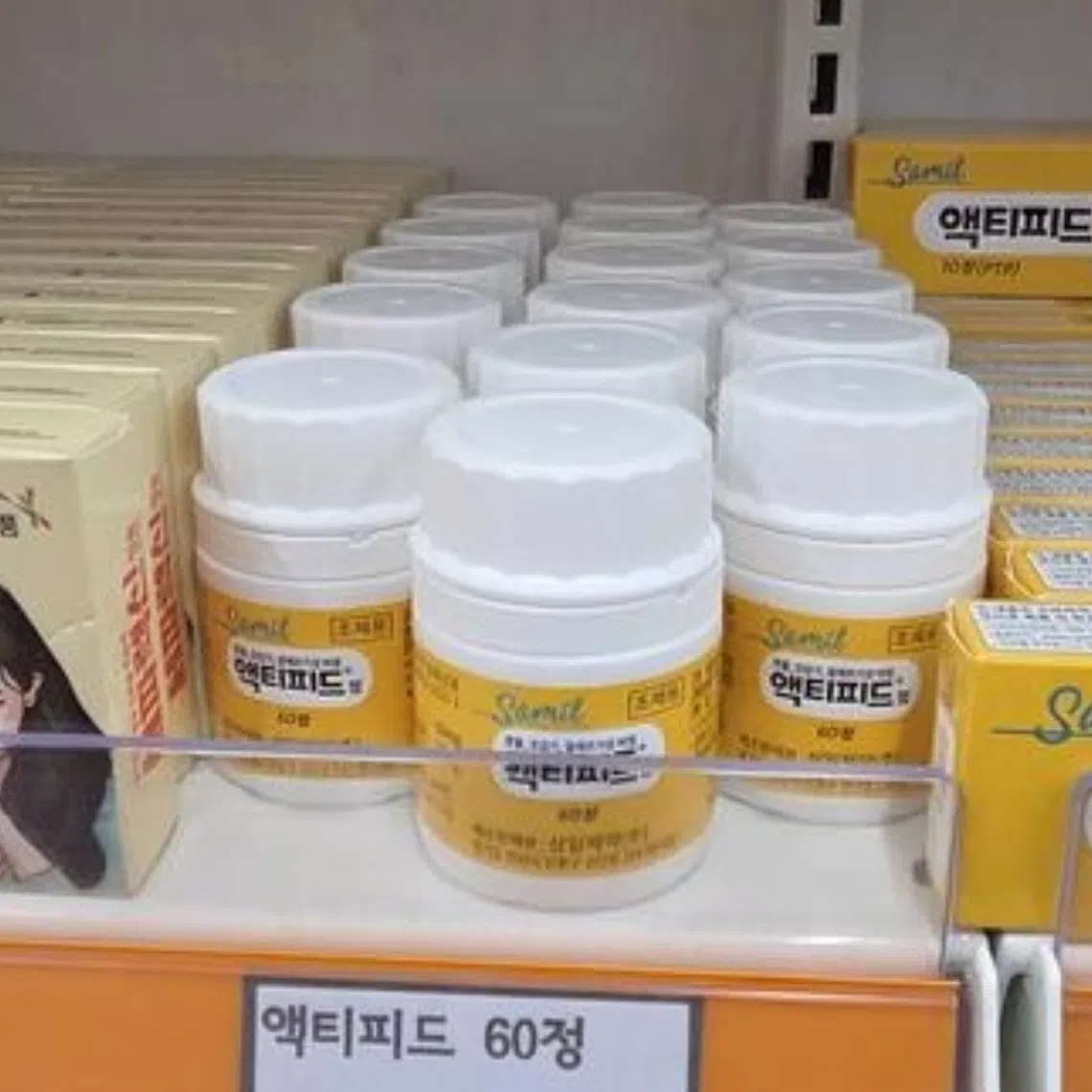 Warehouse-style pharmacies offer a wide range of medicines and health supplements that do not require a prescription.