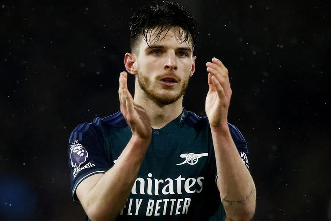 Soccer Football - Premier League - Fulham v Arsenal - Craven Cottage, London, Britain - December 31, 2023 Arsenal's Declan Rice applauds fans after the match Action Images via Reuters/Peter Cziborra