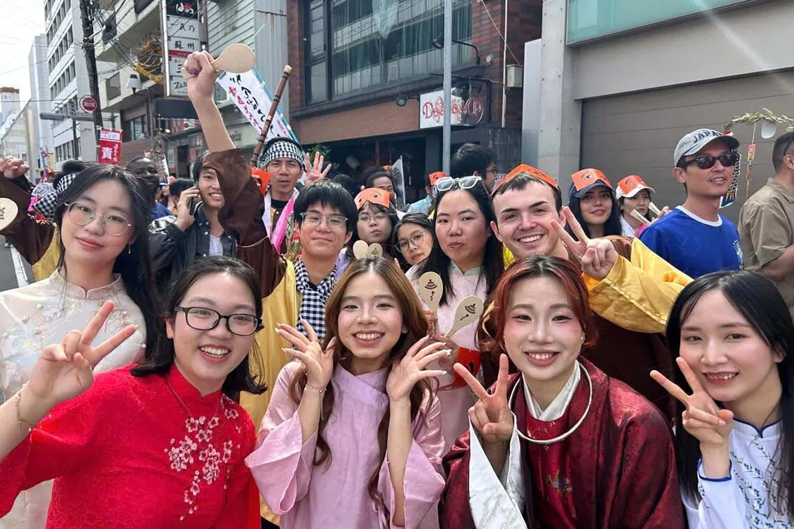 wstalent - Many Vietnamese join the Vietnamese Youth and Student Association in Fukuoka, which caters to those aged 18 to 30. At this Hakata Dontaku Festival held in May 2026, members of the group promoted Vietnamese heritage and interacted with local residents and international visitors.
Credit: VIETNAMESE YOUTH AND STUDENT ASSOCIATION IN FUKUOKA