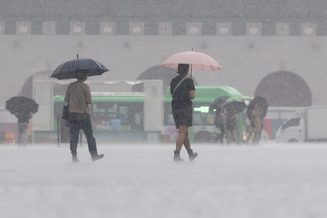 Over 4,000 households have experienced power cuts in the capital, Seoul, due to the heavy rain that began on Sunday.