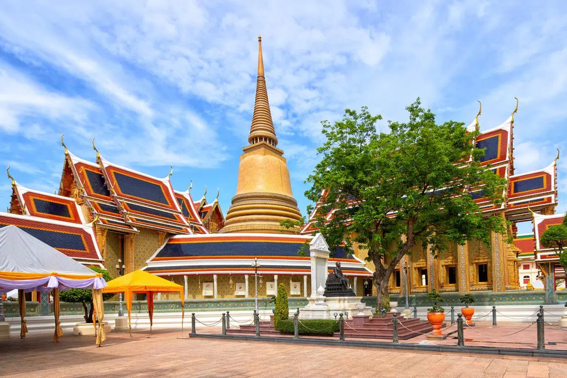 The temple is popular among tourists due to its unique layout, gilded chedi and Italian-inspired interiors.