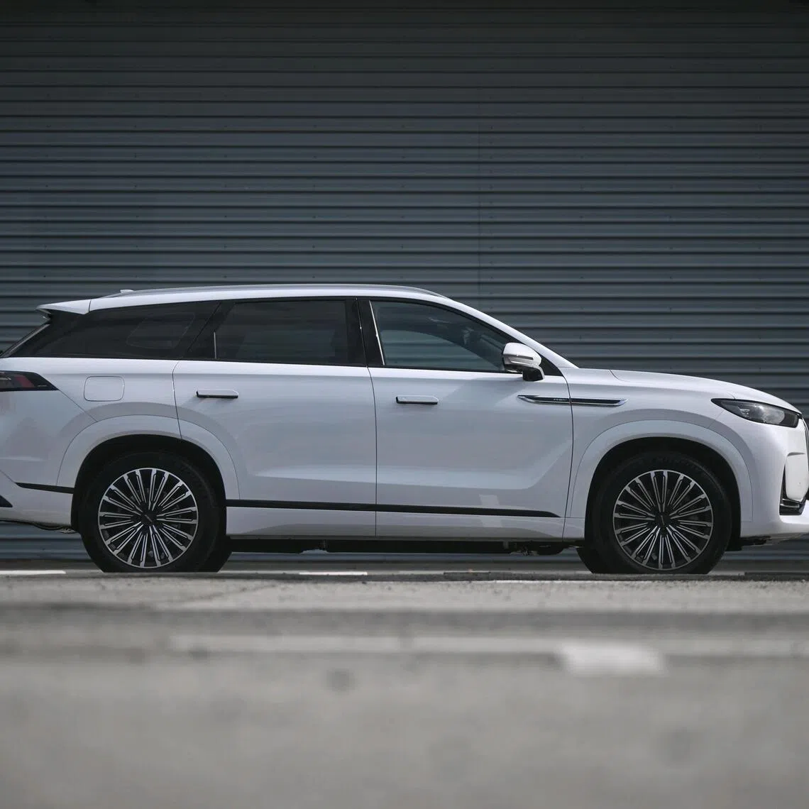 The 4.8m, 2.3-tonne Jaecoo J8 moves with the precision and alacrity of a smaller, lighter car.