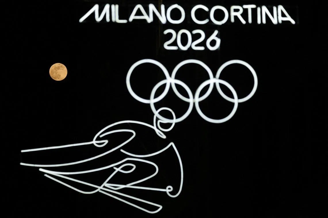 Milano Cortina 2026 Winter Olympics - Previews - Milan, Italy - February 1, 2026 The moon is seen next to the Olympic rings in Milan REUTERS/Fabrizio Bensch