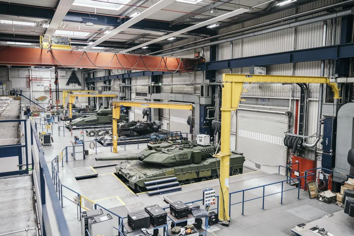 FILE Ñ A Leopard 2 tank at the German weapons manufacturer Krauss-Maffei Wegmann in the district of Allach in Munich, on April 27, 2022. The Biden administration had resisted sending tanks, which Ukraine says it needs, but the move is seen as likely to push Germany to approve the transfer of its own tanks. (Felix Schmitt/The New York Times)