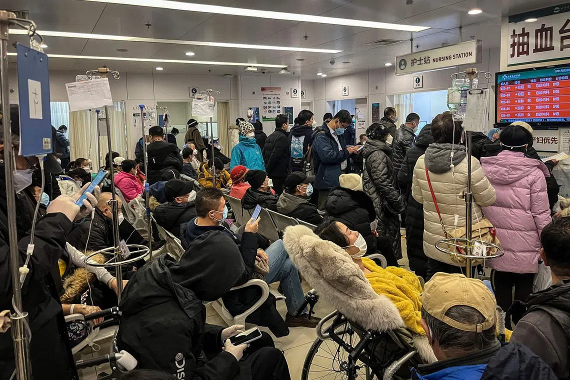 Patients on wheelchairs and others in the emergency department of a Beijing hospital on Jan 3, 2023.