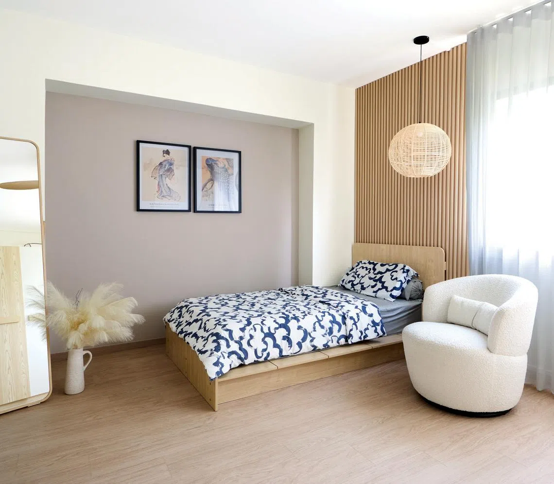 The owner’s mother sleeps on a platform bed reminiscent of Japanese tatami mats.