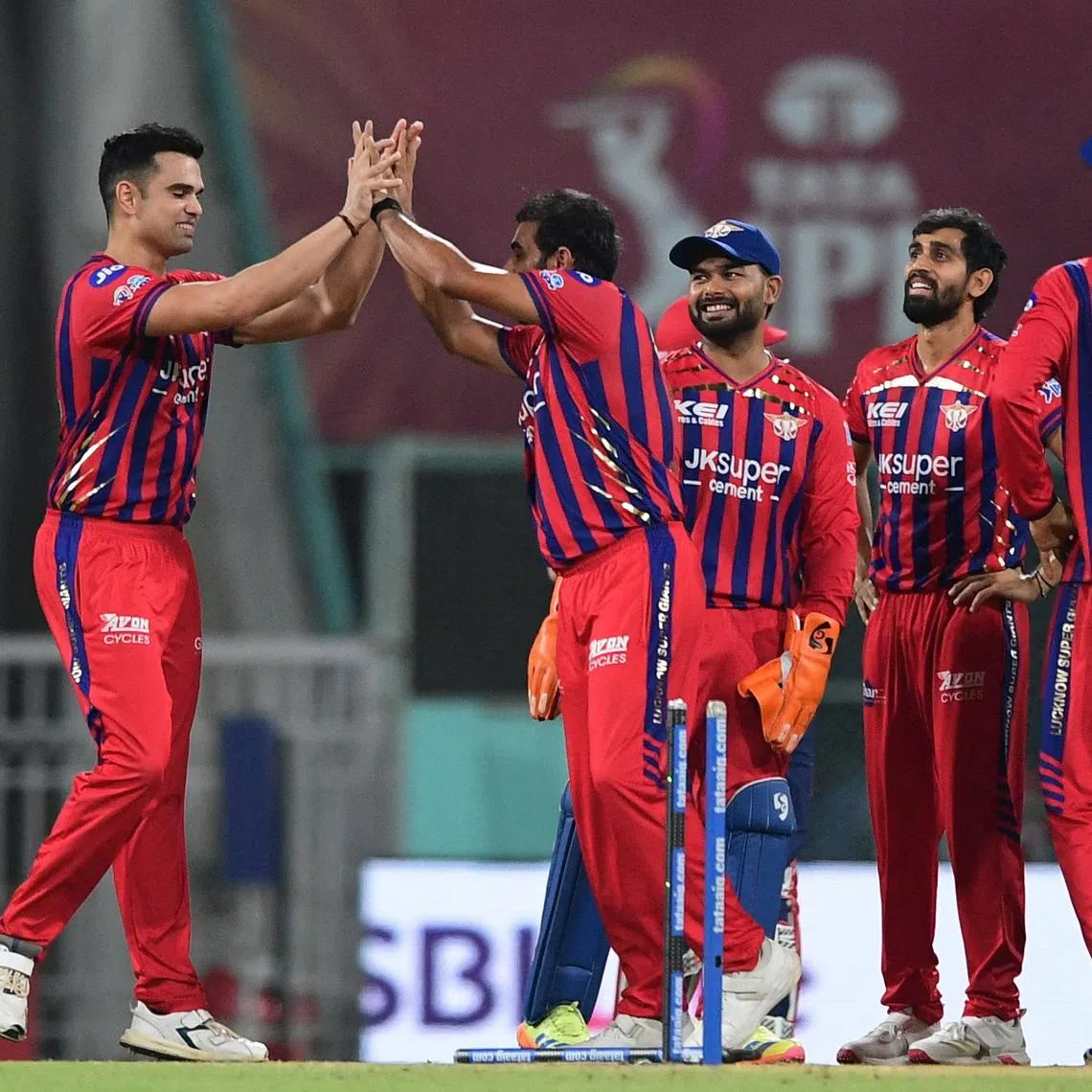 FILE PHOTO: Cricket - Indian Premier League - IPL - Lucknow Super Giants v Punjab Kings - Bharat Ratna Shri Atal Bihari Vajpayee Ekana Cricket Stadium, Lucknow, India - May 23, 2026  Lucknow Super Giants' Mohammad Shami celebrates with teammates after taking the wicket of Punjab Kings' Cooper Connolly REUTERS/Abhijit Addya/File Photo