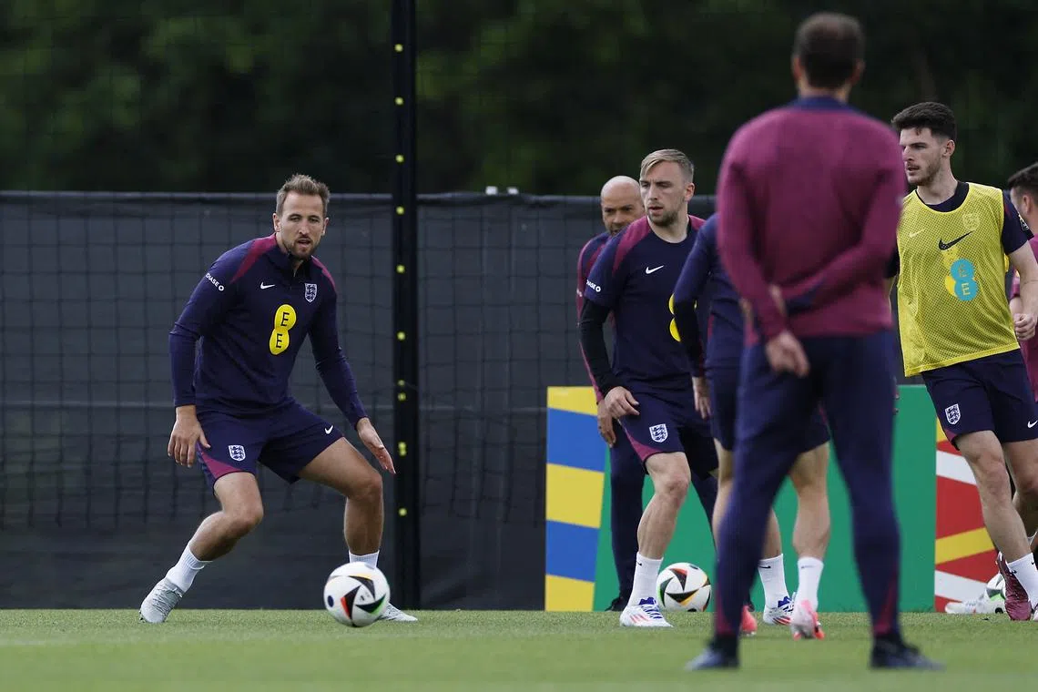 Soccer Football - Euro 2024 - England Training - Blankenhain, Germany - June 22, 2024 England's Harry Kane with teammates as manager Gareth Southgate looks on during training REUTERS/John Sibley