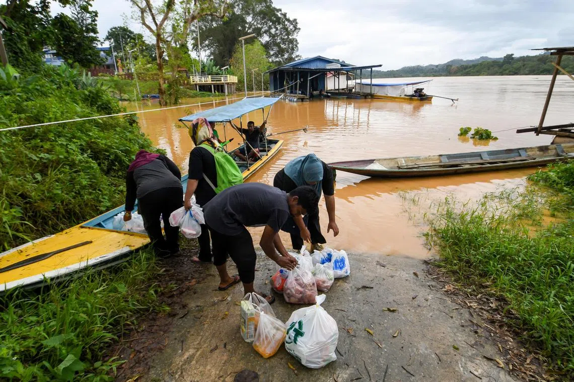 Residents in Kelantan's Kuala Krai are still carrying out their daily activities by crossing the Kelantan River which is still at a dangerous level due to heavy rain for the past few days.