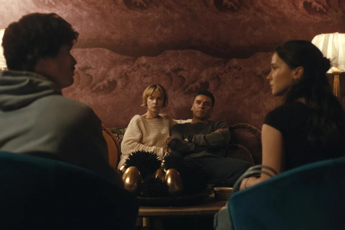 (From left) Charles Melton, Carey Mulligan, Oscar Isaac and Cailee Spaeny in Beef 2.