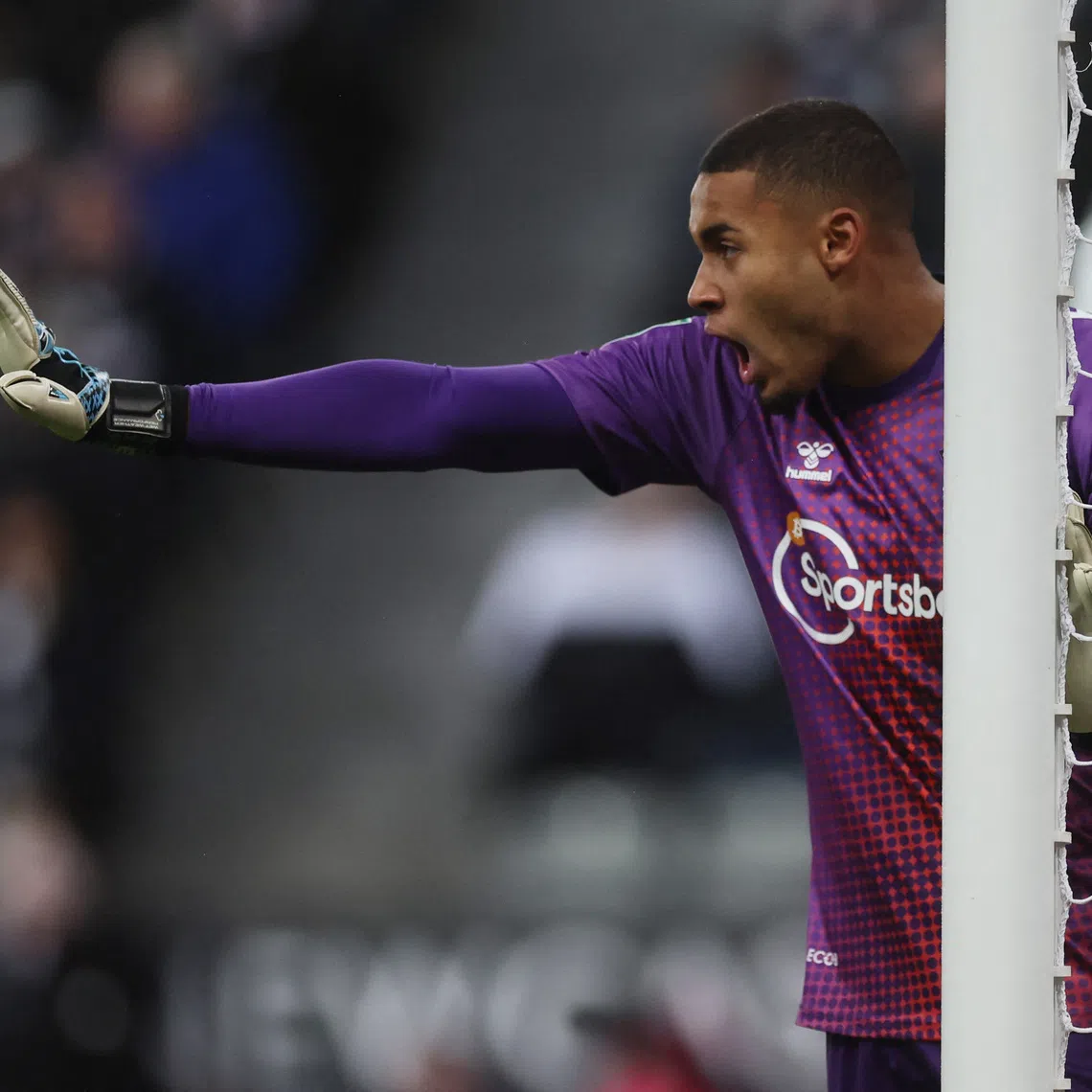 Soccer Football - Carabao Cup - Semi Final - Second Leg - Newcastle United v Southampton - St James' Park, Newcastle, Britain - January 31, 2023 Southampton's Gavin Bazunu Action Images via Reuters/Lee Smith