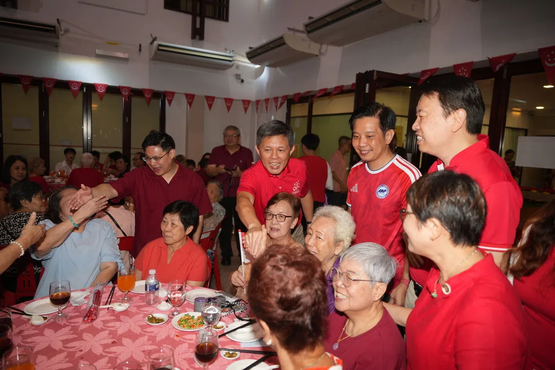 Minister for Defence Chan Chun Sing (centre) and Tanjong Pagar GRC MP Foo Cexiang  (left) greeting the residents at the tables, together with Minister of State for National Development of Singapore Alvin Tan (2nd from right) and Radin Mas SMC MP Melvin Yong (right).