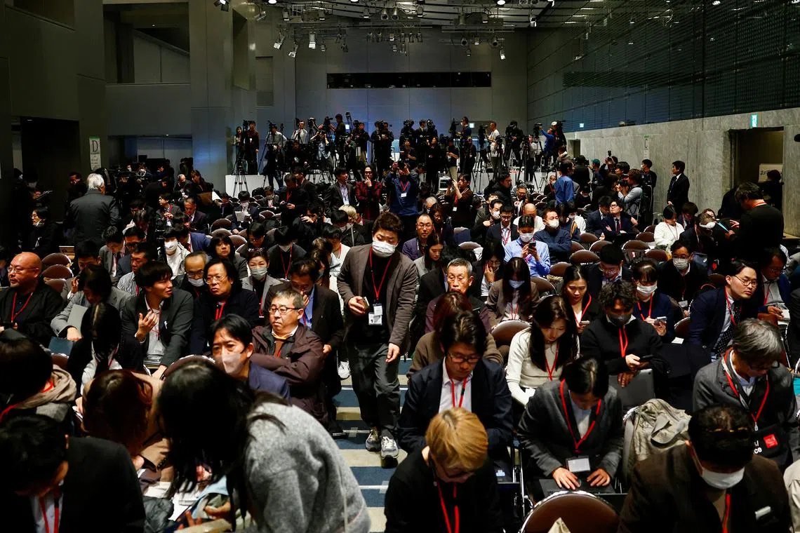 Members of the media crowd at the conference venue before the start of a press conference at Fuji Media's headquarters in Tokyo, Japan January 27, 2025.  REUTERS/Issei Kato